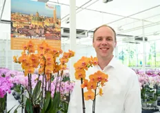 Gert Hoogendoorn, Manager Sales Phalaonopsis for Anthura, was present at their location to welcome the visitors and show them around the greenhouse.